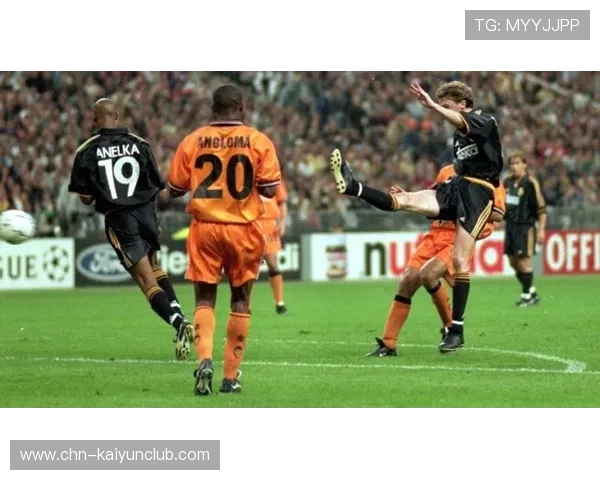 皇马边路穿插后点包抄形成精彩进球