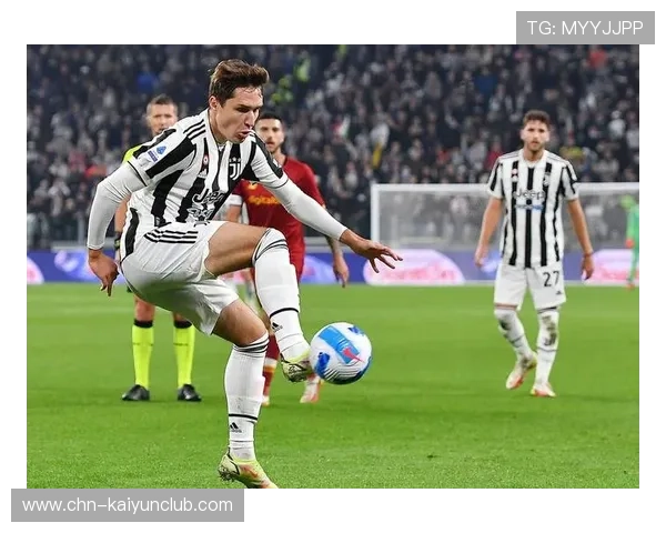 尤文快速换位撕裂防线，基耶萨停球后一脚破门